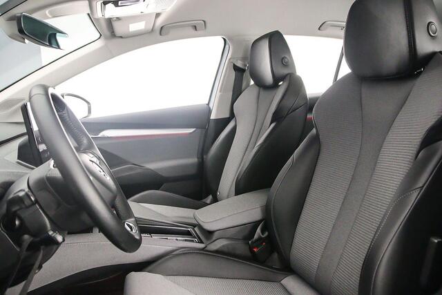 Skoda Enyaq iV 60 180pk Automaat Trekhaak, Adaptive cruise control, Navigatie, Parkeersensor achter, LED koplampen, Airco, DAB, Radio, App connect, Keyless start