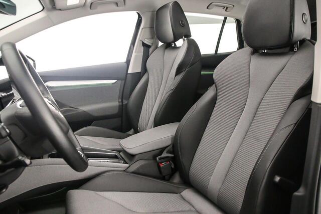 Skoda Enyaq iV 60 180pk Automaat Panoramadak, Adaptive cruise control, Navigatie, Stoelverwarming, LED verlichting, App connect, Parkeersensor achter, Airco, DAB