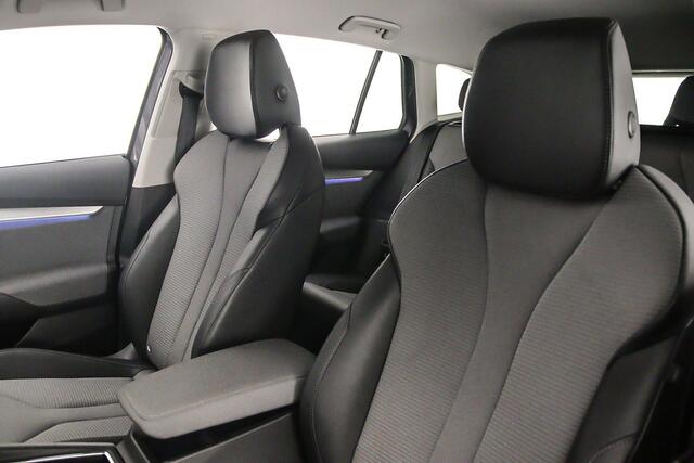 Skoda Enyaq iV 80 204pk Automaat Warmtepomp, Achteruitrijcamera, Adaptive cruise control, Navigatie, Elektrische achterklep, Stuurwiel verwarmd, Parkeersensoren, Stoelverwarming