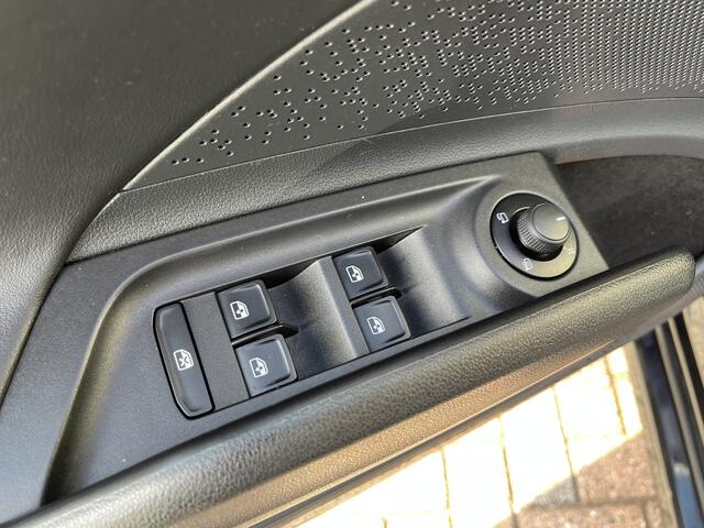 Skoda Enyaq iV 60 Sportline / CAMERA/ PARK. SENSOREN/ DODE HOEK/ CRYSTAL LIGHTING/ STOEL-STUURVERWARM./ KEYLESS/ ELEK. ACHTERKLEP/ ADAPT. CRUISE/ SMARTLINK/ NAVI/ CLIMA/ DAB/ 20" LMV