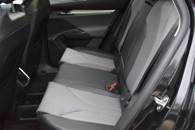 Skoda Enyaq iV 180PK Automaat 60 | Org. NL | BOVAG Garantie | SOH 94% | Warmtepomp | Trekhaak | Parkeersensoren + Camera | Apple Carplay/Android Auto |