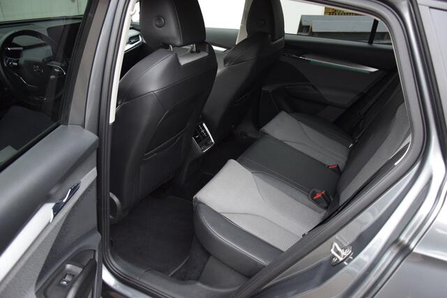 Skoda Enyaq iV 60 | Org. NL | BOVAG Garantie | Voorstoelen + Achterbank verwarmd | Achteruitrijcamera | Adaptive Cruise Control | Elektrisch verstelbare bestuurdersstoel | Verwarmde voorruit |