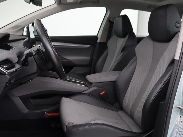 Skoda Enyaq iV 80 | Panoramadak | Trekhaak | Stoelverwarming | Camera | Sfeerverlichting | Carplay | Navigatie | Achterbankverwarming | Full LED | Parkeerhulp | Cruise control