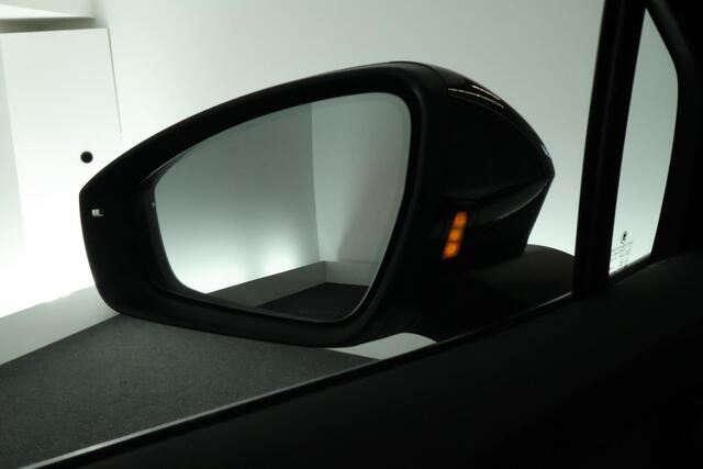 Skoda Enyaq iV 80 204pk SOH 87% Warmtepomp Trekhaak Camera Matrix LED Camera Stoelverwarming DCC Panoramadak