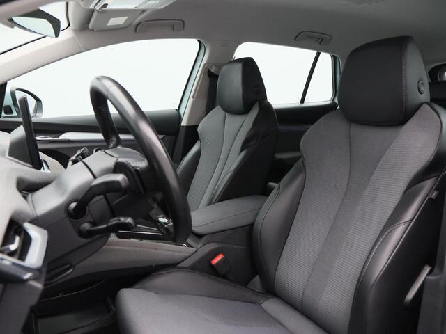 Skoda Enyaq iV 60 180 Pk | Stoel/Stuurverwarming | Adaptive Cruise | Camera | Warmtepomp | Half Leer | CarPlay | 19 Inch | 87.971 Km !!