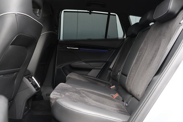 Skoda Enyaq iV 60 Sportline 93% SOH | Trekhaak | Camera | Matrix Led | Sfeerverlichting