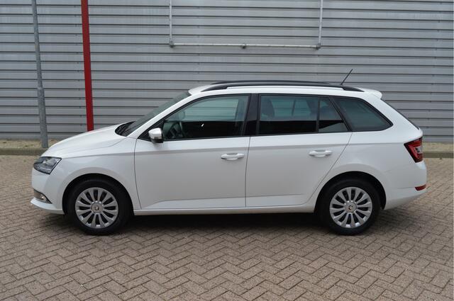 Skoda FABIA Combi 1.0 TSI Ambition O.a: Navi, Cruise, Trekhaak, Carplay, Pdc, All-Season, Etc.. Rijklaar! All-in prijs!
