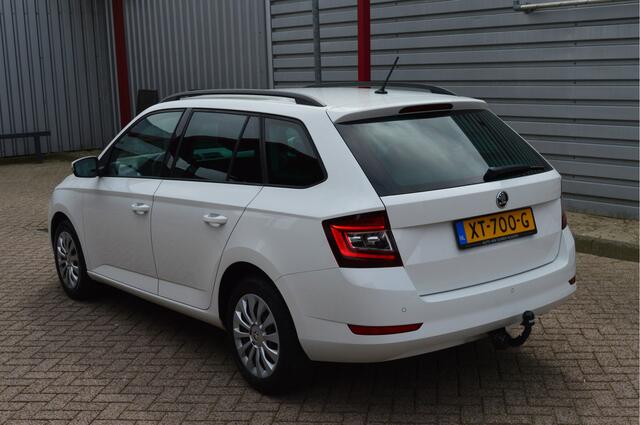 Skoda FABIA Combi 1.0 TSI Ambition O.a: Navi, Cruise, Trekhaak, Carplay, Pdc, All-Season, Etc.. Rijklaar! All-in prijs!