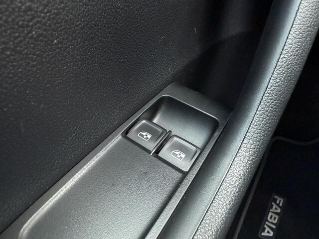 Skoda FABIA Combi 1.0 TSI Sport Business ?Nieuw model ?Sportstoelen Alcantara ?Navigatie ?Apple Carplay & Android Auto ?Keyless ?Climate ?Cruise ?Parkeersensoren ?Lichtmetaal ?Dealer onderhouden