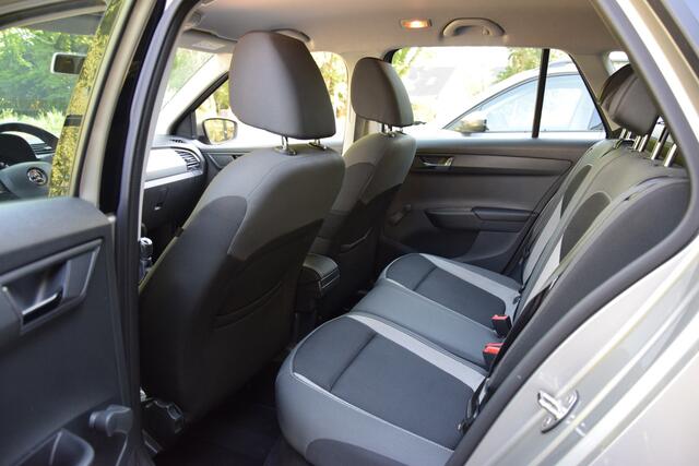 Skoda FABIA Combi 1.0 TSI Ambition 96PK | BOVAG Garantie | 15'' Velgen | Speed Limiter | Parkeersensoren Achter | Airconditioning | Apple Carplay/ Android Auto |
