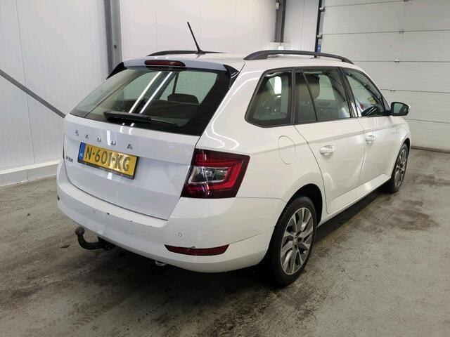 Skoda FABIA Combi 1.0 TSI DSG Business Edition Trekhaak Navigatie Apple Carplay/Android Auto Parkeersensoren achter Stoelverwarming Cruise Control Airco
