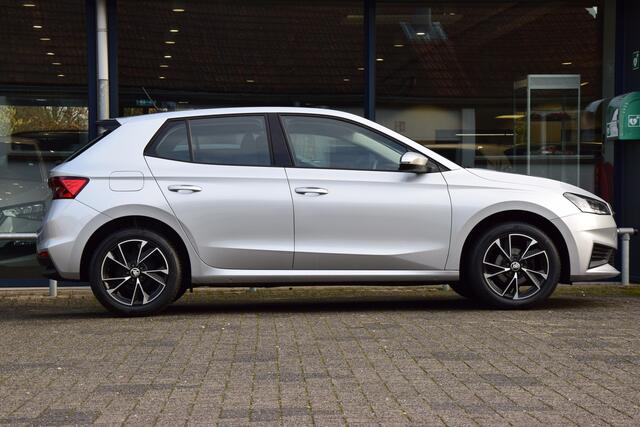 Skoda FABIA 1.0 TSI 96PK Ambition | Org. NL | BOVAG Garantie | 16'' Velgen | All Season Banden | Navigatie | LED Koplampen | PDC Achter | AppleCarplay/AndroidAuto | Airco | DAB |