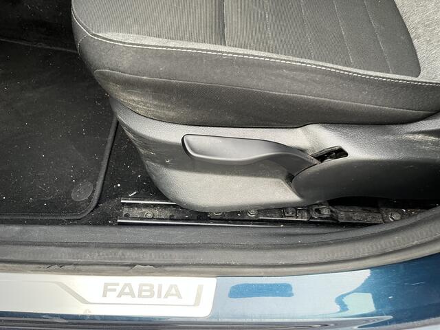 Skoda FABIA Combi 1.0 TSI Business Edition PARKEER SENSOREN V+A/ TREKHAAK/ SMARTLINK/ CRUISE CONTROL/ STOELVERWARMING/ DAB/ NAVI/ AIRCO/ 16'' LMV