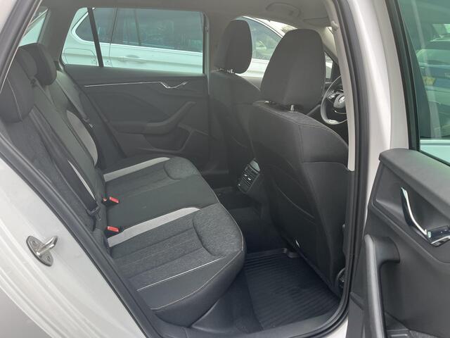 Skoda Kamiq 1.0 TSi DSG Style | CAMERA | EL. TREKHAAK | STOELVERW. |