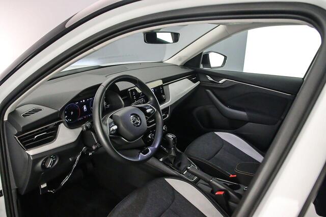 Skoda Kamiq Selection 1.5 TSI 150pk DSG Automaat Adaptive cruise control, Achteruitrijcamera, Stoelverwarming, LED verlichting, Stuurwiel verwarmd, Parkeersensoren, App connect, DAB, Radio
