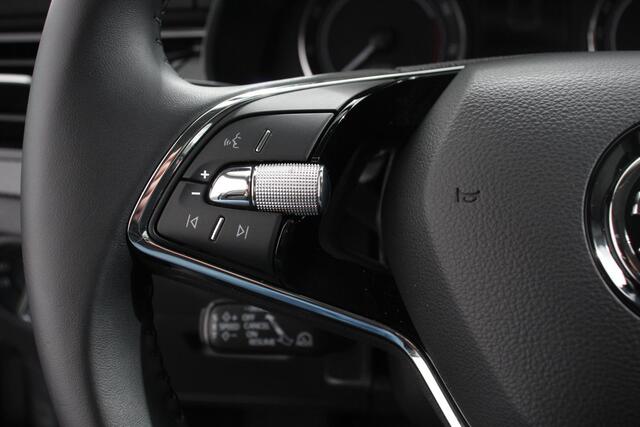 Skoda Kamiq 1.0 TSI Automaat Ambition Navigatie Apple Carplay / Android Auto Adaptive Cruise Control Lane Assist Parkeersensoren Achter DAB
