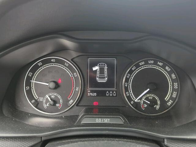 Skoda Kamiq 1.0 TSI 110pk Ambition / Airco / Parkeersensoren / Metallic