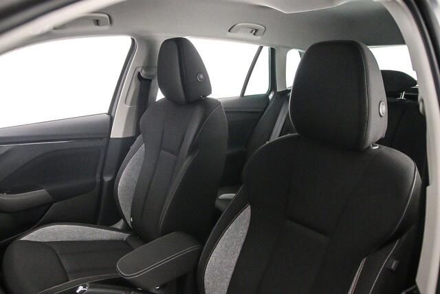 Skoda Kamiq Selection 1.0 TSI 115pk DSG Automaat Trekhaak, Elektrische achterklep, Navigatie, Adaptive cruise control, Achteruitrijcamera, Stuurwiel verwarmd, Parkeersensoren