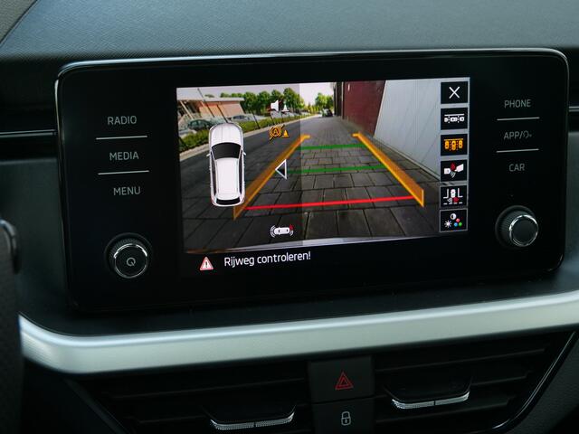 Skoda Kamiq 1.0 TSI 110pk Sport Business AUTOMAAT Sportstoelen / Panoramadak / LED-koplampen