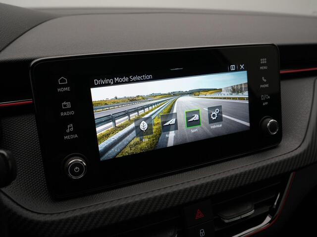 Skoda Kamiq 1.0 TSI 110 pk DSG Monte Carlo | Panoramadak | Achteruitrijcamera | Parkeersensoren voor/achter | Sportstoelen | 18 inch