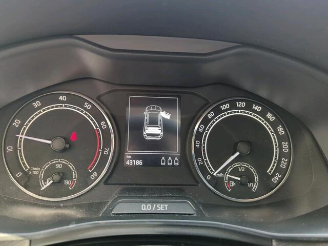 Skoda Kamiq 1.0 TSI 110pk DSG Ambition / Smart Link / Clima / Parkeersensoren Achter / 16" LMV