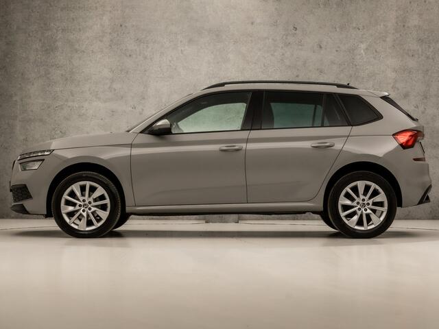 Skoda Kamiq 1.0 TSI Sport (APPLE CARPLAY, GROOT NAVI, CLIMATE, GETINT GLAS, ZWART HEMEL, SPORTSTOELEN, LED KOPLAMPEN, CRUISE, PARKEERSENSOREN, NIEUWSTAAT)