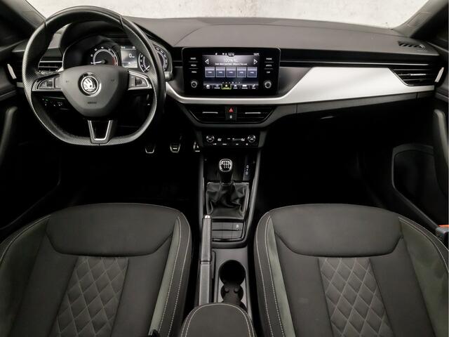 Skoda Kamiq 1.0 TSI Sport (APPLE CARPLAY, GROOT NAVI, CLIMATE, GETINT GLAS, ZWART HEMEL, SPORTSTOELEN, LED KOPLAMPEN, CRUISE, PARKEERSENSOREN, NIEUWSTAAT)