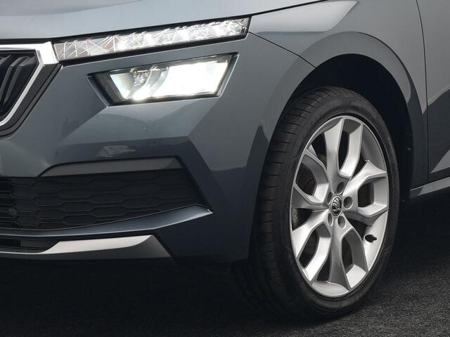 Skoda Kamiq 1.0 TSI Sport Business 110pk DSG | Panodak | RS Sportstoelen Verwarmd | Trekhaak Afn. | Chrystal LED | Camera | Apple Carplay | 18"L.M | Keyless | Virtual | LED |