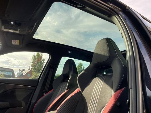 Skoda Kamiq 1.5 TSI Monte Carlo, Pano, Elek. Trekhaak, Camera, Carplay, Helemaal vol!