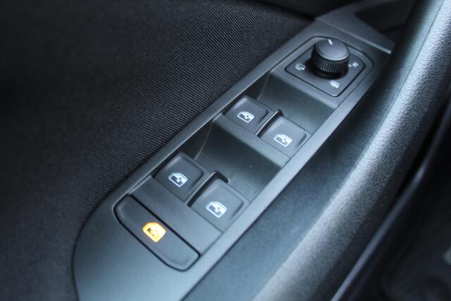 Skoda Kamiq 1.0-115pk TSI Sport Business AUTOMAAT ! Uiterst nette en goed onderhouden Skoda.