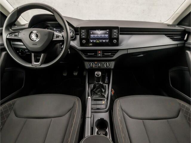 Skoda Kamiq 1.0 TSI Sport (APPLE CARPLAY, CRUISE, LED KOPLAMPEN, SPORTSTOELEN, LANE ASSIST, ARMSTEUN, BLUETOOTH, NIEUWE APK, NIEUWSTAAT)