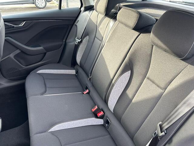 Skoda Kamiq Selection 1.0 TSI 85 kW / 115 PK SUV 6 versn. Hand | Trekhaak | Inruilpremie 4000,- | Privatelease 372,- Per maand!!