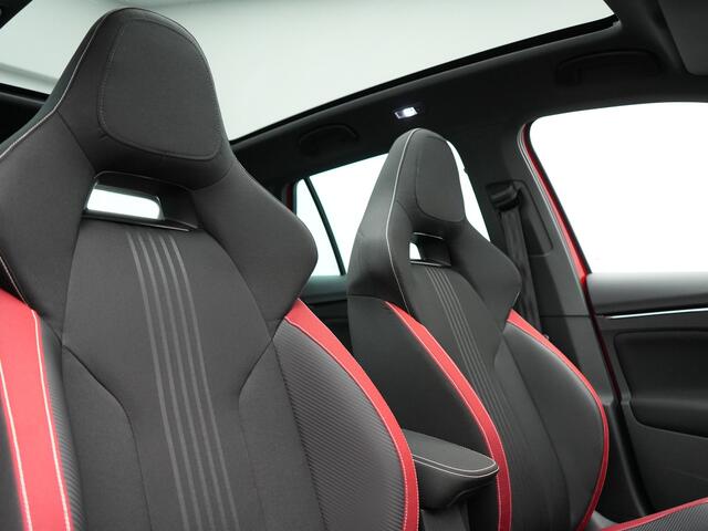 Skoda Kamiq 1.0 TSI Monte Carlo 116pk DSG Dealer O.H. | Panodak | Apple Carplay | RS Sportstoelen Verwarmd | LED Koplampen | Cruise Control | DAB | 18"L.M |