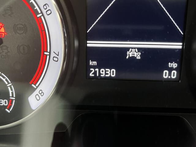 Skoda Kamiq 1.0 TSI Monte Carlo / PANO/ SMARTLINK/ STOELVERWARMING/ PARKEER SENSOREN V+A/ CAMERA/ CRUISE CONTROL/ ELEK.STOEL/ ELEK.ACHTERKLEP/ KEYLESS/ CLIMA/ DAB/ LED/ 18'' LMV