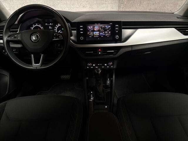 Skoda Kamiq 1.0 TSI Sport Automaat (APPLE CARPLAY, GROOT NAVI, CLIMATE, STOELVERWARMING, SPORTSTOELEN, PARKEERSENSOREN, GETINT GLAS, NIEUWSTAAT)