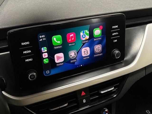 Skoda Kamiq 1.0 TSI Sport Automaat (APPLE CARPLAY, GROOT NAVI, CLIMATE, STOELVERWARMING, SPORTSTOELEN, PARKEERSENSOREN, GETINT GLAS, NIEUWSTAAT)