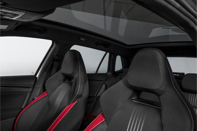 Skoda Kamiq 1.5 TSI ACT 150 PK Monte Carlo - Automaat | Pano | Dig. Cockpit | Cruise | Stoelverw. | PDC | Camera | App. Connect | ECC | Afn. Trekhaak | LM 18" |