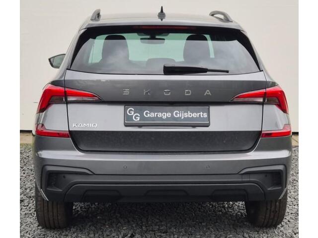 Skoda Kamiq 1.0 TSI Selection Camera achter - Zwarte gril - 17 inch Wielen - Winter Pack - Privacy Glass - Zwart dak en A Stijl -.