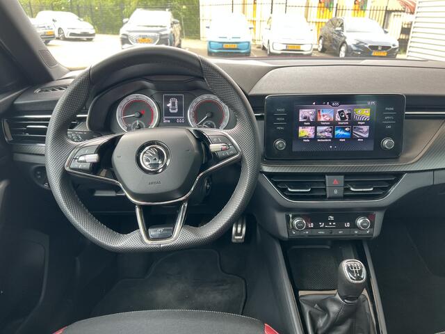 Skoda Kamiq 1.0 TSI Active / Panorama dak / Smart Link / Stoelverwarming / Parkeersensoren V+A / 18'' LMV