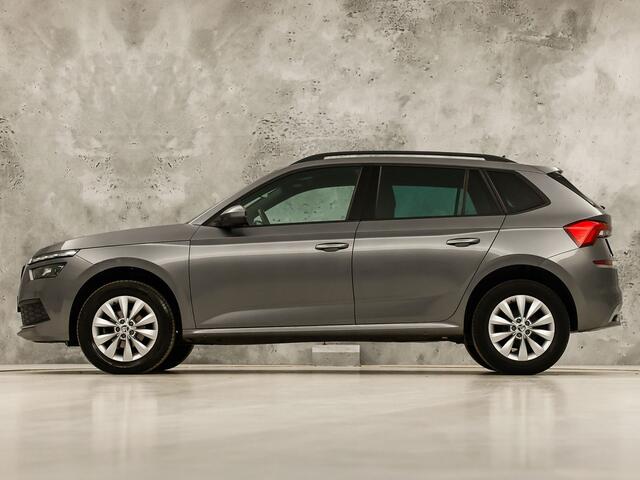 Skoda Kamiq 1.0 TSI Sport Automaat (KUIPSTOELEN, VIRTUAL COCKPIT, APPLE CARPLAY, GROOT NAVI, STOELVERWARMING, ADAPTIVE CRUISE, GETINT GLAS, ZWART HEMEL, NIEUWSTAAT)