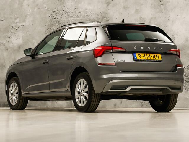 Skoda Kamiq 1.0 TSI Sport Automaat (KUIPSTOELEN, VIRTUAL COCKPIT, APPLE CARPLAY, GROOT NAVI, STOELVERWARMING, ADAPTIVE CRUISE, GETINT GLAS, ZWART HEMEL, NIEUWSTAAT)