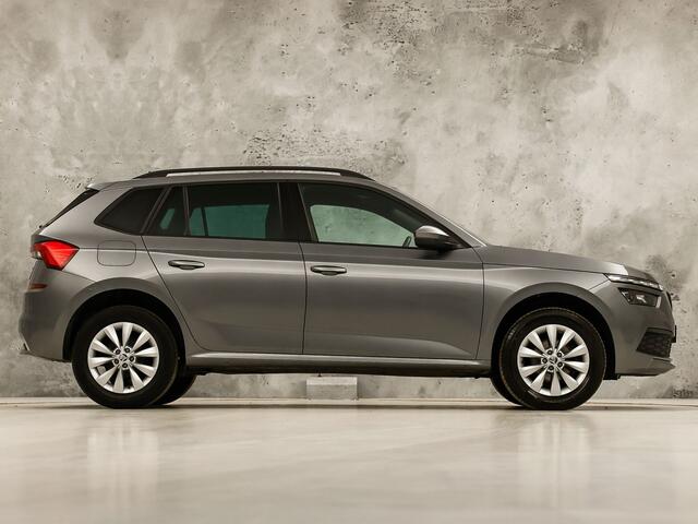 Skoda Kamiq 1.0 TSI Sport Automaat (KUIPSTOELEN, VIRTUAL COCKPIT, APPLE CARPLAY, GROOT NAVI, STOELVERWARMING, ADAPTIVE CRUISE, GETINT GLAS, ZWART HEMEL, NIEUWSTAAT)