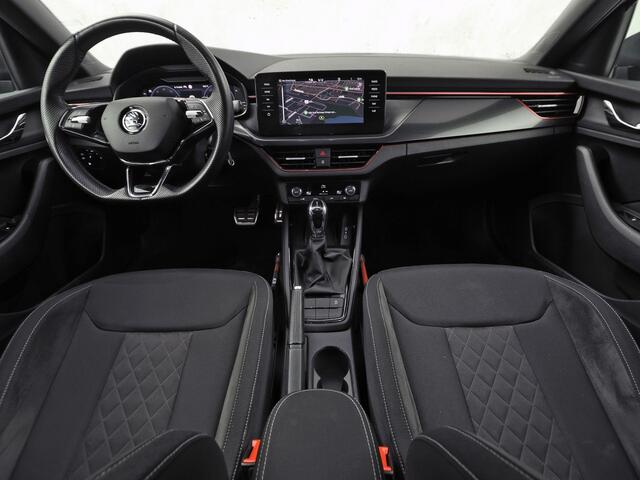 Skoda Kamiq 1.0 TSI Sport Automaat (KUIPSTOELEN, VIRTUAL COCKPIT, APPLE CARPLAY, GROOT NAVI, STOELVERWARMING, ADAPTIVE CRUISE, GETINT GLAS, ZWART HEMEL, NIEUWSTAAT)