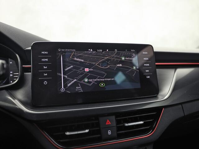 Skoda Kamiq 1.0 TSI Sport Automaat (KUIPSTOELEN, VIRTUAL COCKPIT, APPLE CARPLAY, GROOT NAVI, STOELVERWARMING, ADAPTIVE CRUISE, GETINT GLAS, ZWART HEMEL, NIEUWSTAAT)