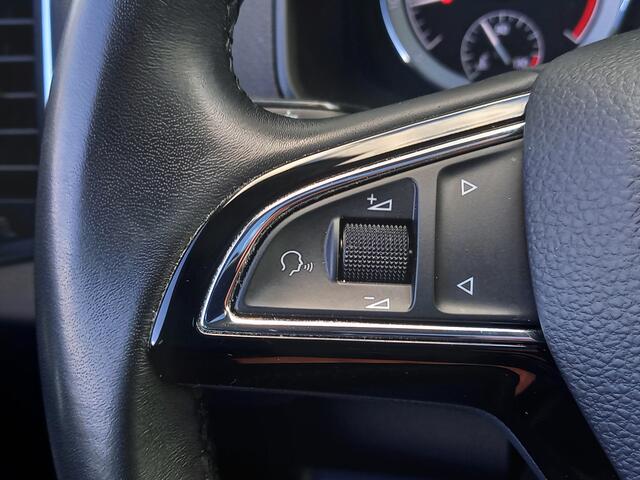 Skoda Karoq 1.5 TSI ACT Sportline Business met o.a. lederenbekleding en Panoramadak!
