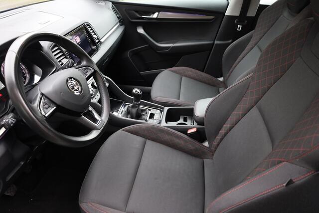 Skoda Karoq 1.0 TSI Ambition CAMERA TREKHAAK-ELEC PANO DAB CARPLAY SFEERVERL. STOELVERW. NAVI 2xPDC LMV 2xKEYLESS