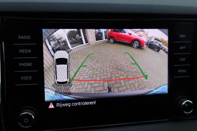 Skoda Karoq 1.0 TSI Ambition CAMERA TREKHAAK-ELEC PANO DAB CARPLAY SFEERVERL. STOELVERW. NAVI 2xPDC LMV 2xKEYLESS