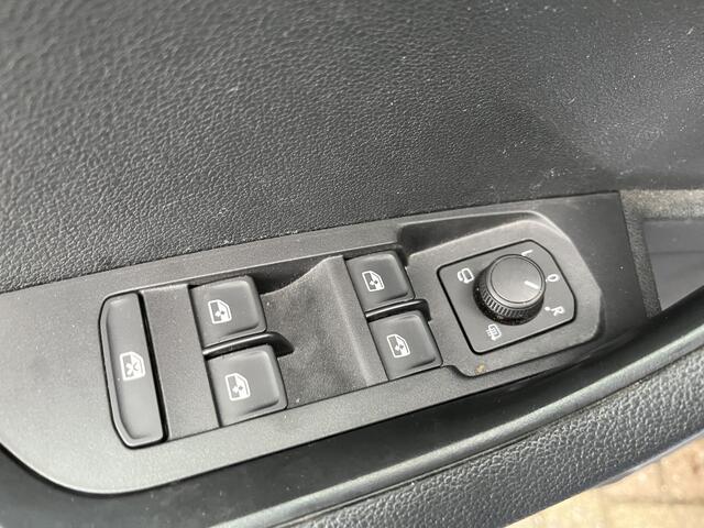 Skoda Karoq 1.5 TSI ACT Sportline Business / PANO/ KEYLESS/ DIGITAL DASH/ CRUISE/ PARK. SENSOREN/ SMARTLINK/ DAB/ CLIMA/ STOELVERWARMING V&A/ 19"LMV