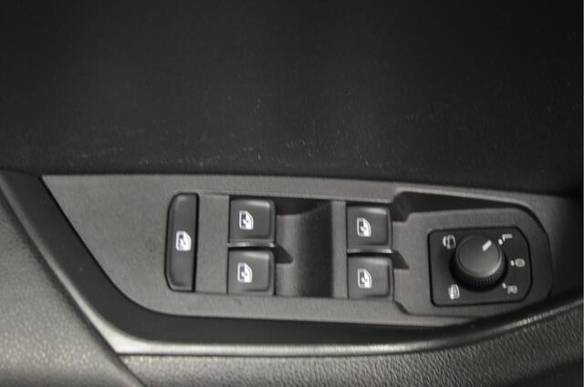 Skoda Karoq 1.6 TDI Ambition Business , TREKHAAK , CLIMATR , CR CONTR , NAVI , PDC V+A ,