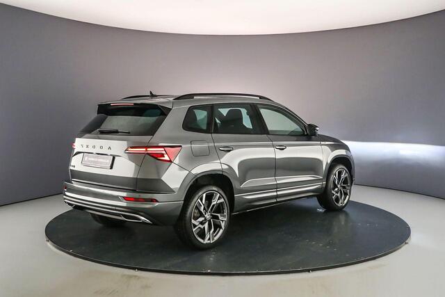 Skoda Karoq Sportline Business 1.5 TSI 150pk DSG Automaat Trekhaak, Adaptive cruise control, Elektrische achterklep, Achteruitrijcamera, Stuurwiel verwarmd, Parkeersensoren, Stoelverwarming